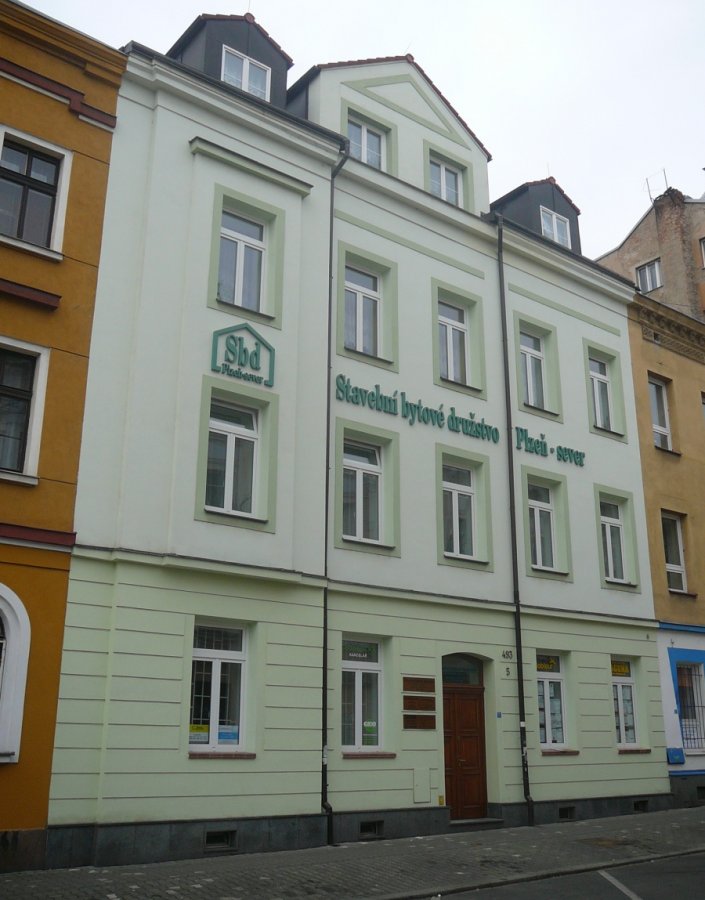 Zelená řadová budova SBD Plzeň-sever